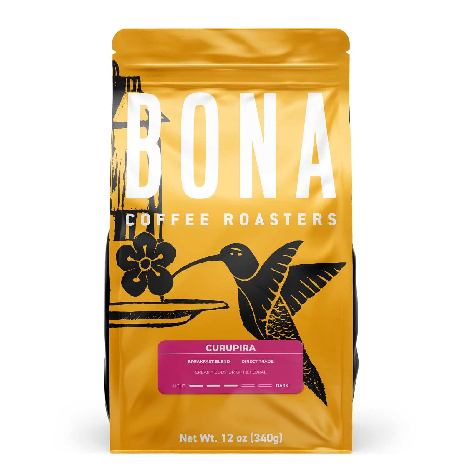 Embalagem da Bona com a ilustração do beija-flor em xilogravura sobre fundo amarelo, marca BONA em branco e etiqueta magenta do blend Curupira, com notas sensoriais e escala de torra.