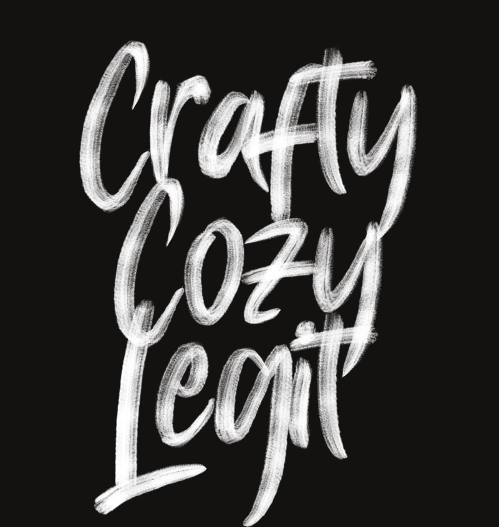 Lettering à mão das três palavras que sustentam o manifesto da Bona: Crafty, Cozy, Legit, em traço de pincel branco sobre fundo escuro.