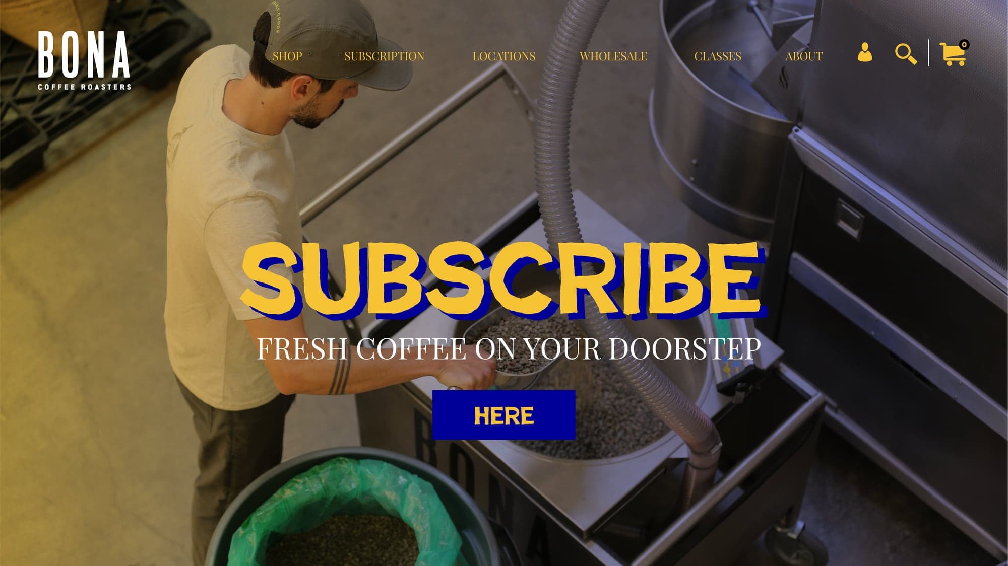 Slider da home do site da Bona com a chamada Subscribe — Fresh coffee on your doorstep — sobre a foto de um torrador carregando grãos na máquina.