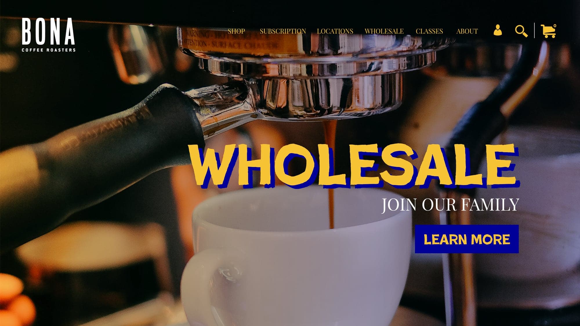 Slider da home do site da Bona com a chamada Wholesale — Join our family — sobre a foto de um espresso sendo extraído, com botão Learn More.