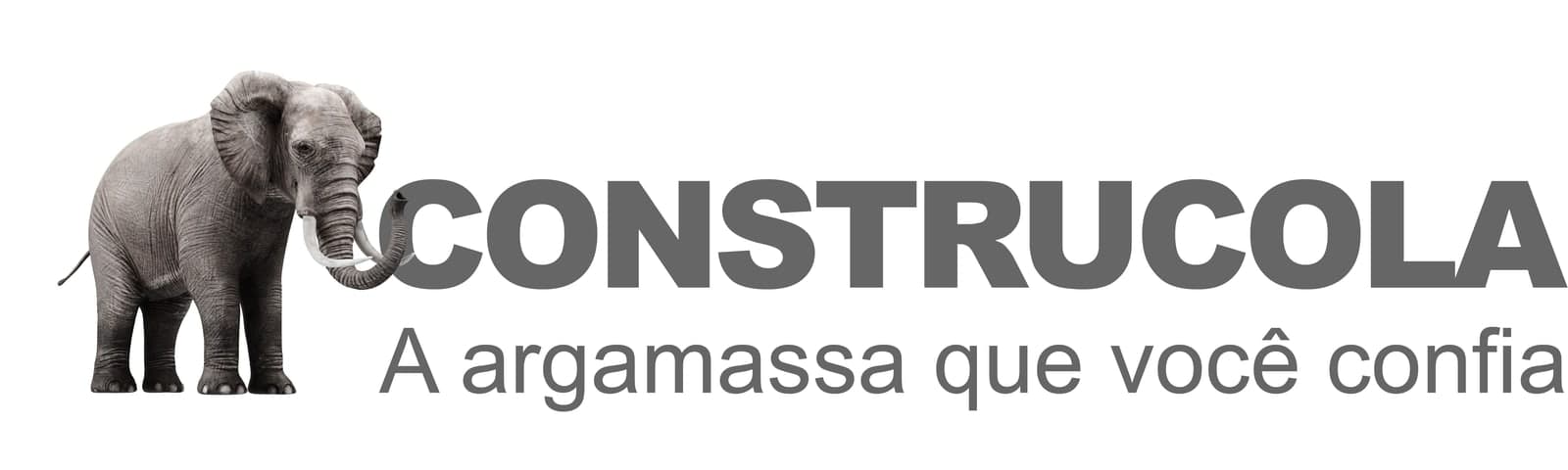 Marca nova da Construcola: o mesmo elefante, agora tratado com volume e textura e posicionado de frente, ao lado do logotipo em grotesca mais leve e da assinatura 'A argamassa que você confia' em caixa mista.
