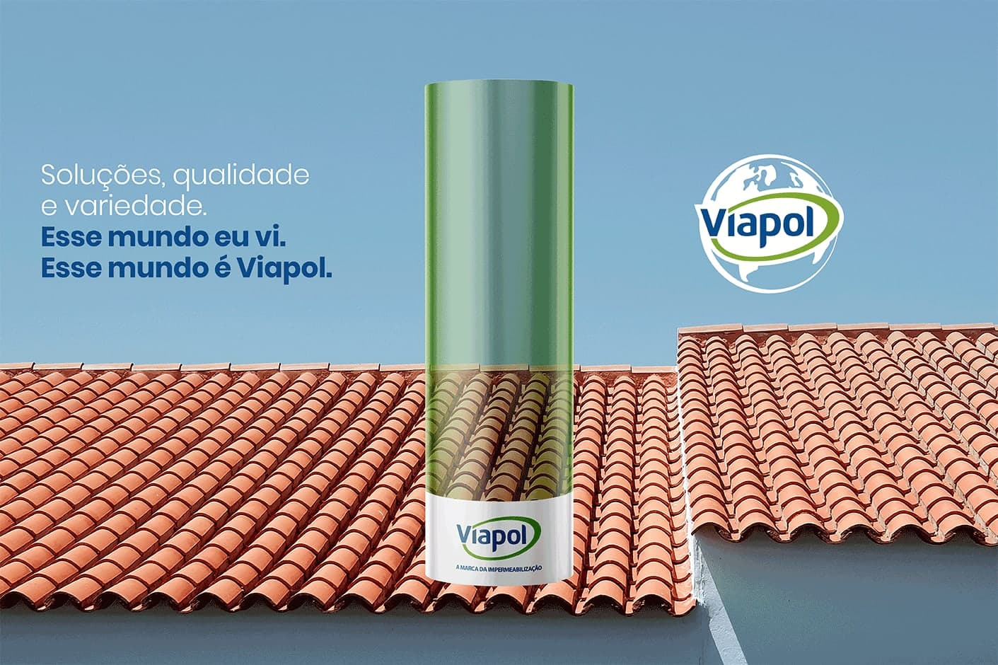 Key visual da campanha Viapol: a bobina transparente de fita Viaflex enquadra o telhado de telhas cerâmicas onde a fita é aplicada.