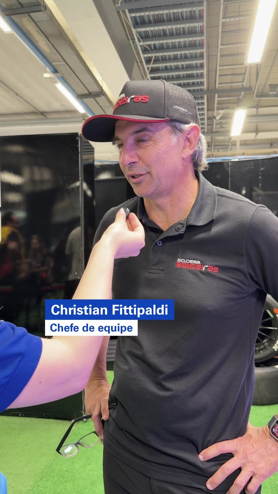 Christian Fittipaldi, identificado na tela como chefe de equipe, dá entrevista no box durante etapa da StockCar.
