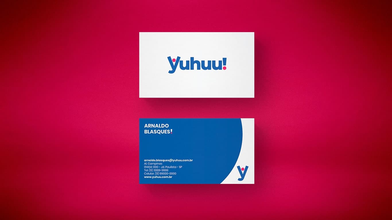 Cartão de visita da Yuhuu: frente branca com a marca e verso azul-profundo com um recorte circular cereja e o símbolo da marca.